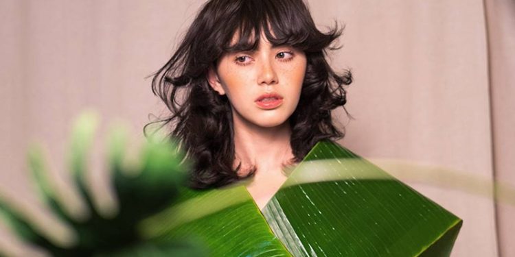 ดาวิกา ของจริงสวยกระอักเลือด กราบความแม่ กับคอเล็คชั่นใบตอง