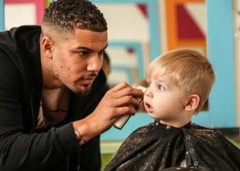 คุณพ่อวัย 32 ผันตัวจากพนักงานธนาคาร สู่ช่างตัดผม ทำเงินปีละ 28 ล้านบาท