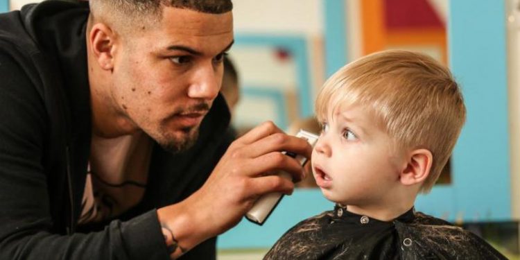 คุณพ่อวัย 32 ผันตัวจากพนักงานธนาคาร สู่ช่างตัดผม ทำเงินปีละ 28 ล้านบาท