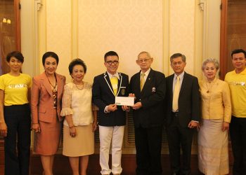 ดร.สมศักดิ์ ชลาชล ประธานกรรมการชลาชล กรุ๊ป มอบเงินในการจัดงานน้อมรำลึกในพระมหากรุณาธิคุณ “รัชกาลที่๖”