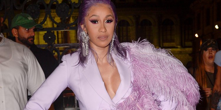 ส่องแฟชั่นแร็ปเปอร์สาวสุดฮอต Cardi B ในงาน Etam Live Show 2018