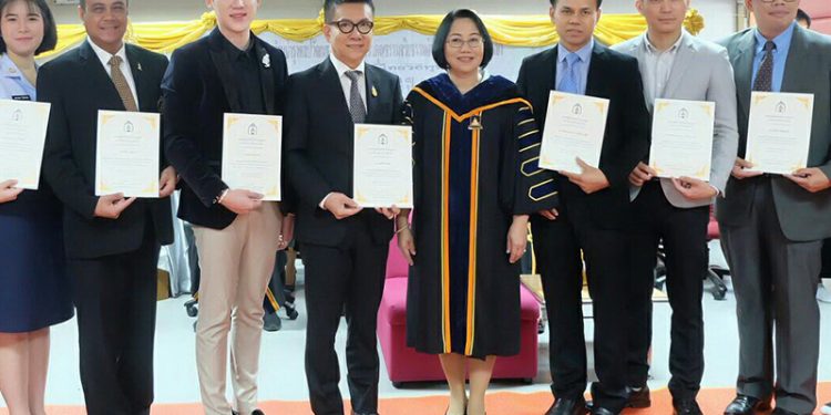 ดร.สมศักดิ์ ชลาชล ประธานกรรมการบริษัท ชลาชล จำกัด ได้รับรางวัล “ศิษย์เก่าดีเด่น ด้านวิชาชีพและวิชาการ” ประจำปี ๒๕๖๑