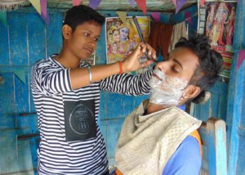 เด็กสาวปลอมตัวเปิดร้านทำผมแทนพ่อที่ป่วยเป็นอัมพาต