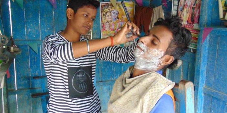 เด็กสาวปลอมตัวเปิดร้านทำผมแทนพ่อที่ป่วยเป็นอัมพาต