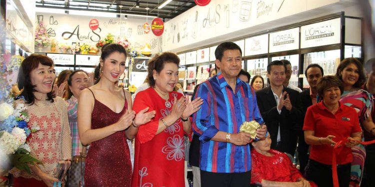 คุณ กร ทัพพะรังสี อดีตรองนายกรัฐมนตรี ให้เกียรติเป็นประธานในการเปิดงาน A&S The Beauty Shop by J&B 