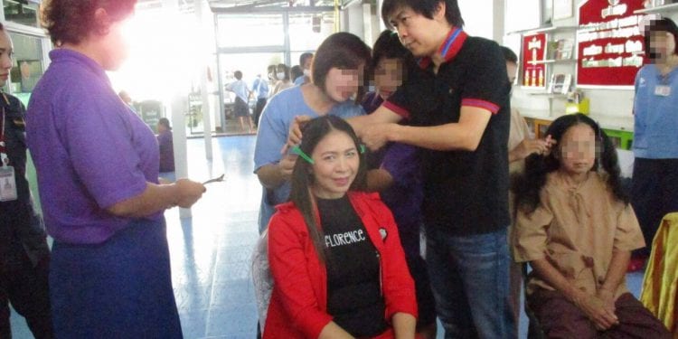 ร่วมยินดีที่เป็นหนึ่งในการสอน เกล้าผมแต่งหน้า ในโครงการ ทูบีนัมเบอร์ วัน ของ ทูลกระหม่อมหญิงอุบลรัตนราชกัญญา สิริวัฒนาพรรณวดี