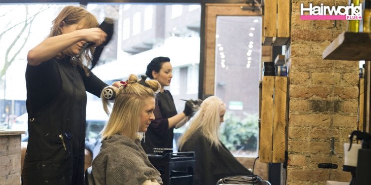 การสอบวัดมาตรฐานอาชีพของช่างสระไดร์